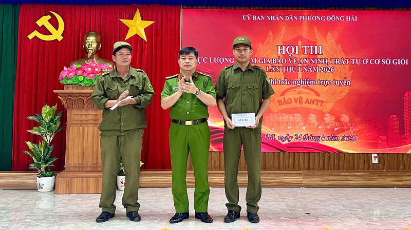 Phường Đông Hải: Trao thưởng tặng 5 thí sinh xuất sắc trong phần thi trắc nghiệm trực tuyến Hội thi lực lượng tham gia bảo vệ ANTT ở cơ sở giỏi lần thứ I năm 2026